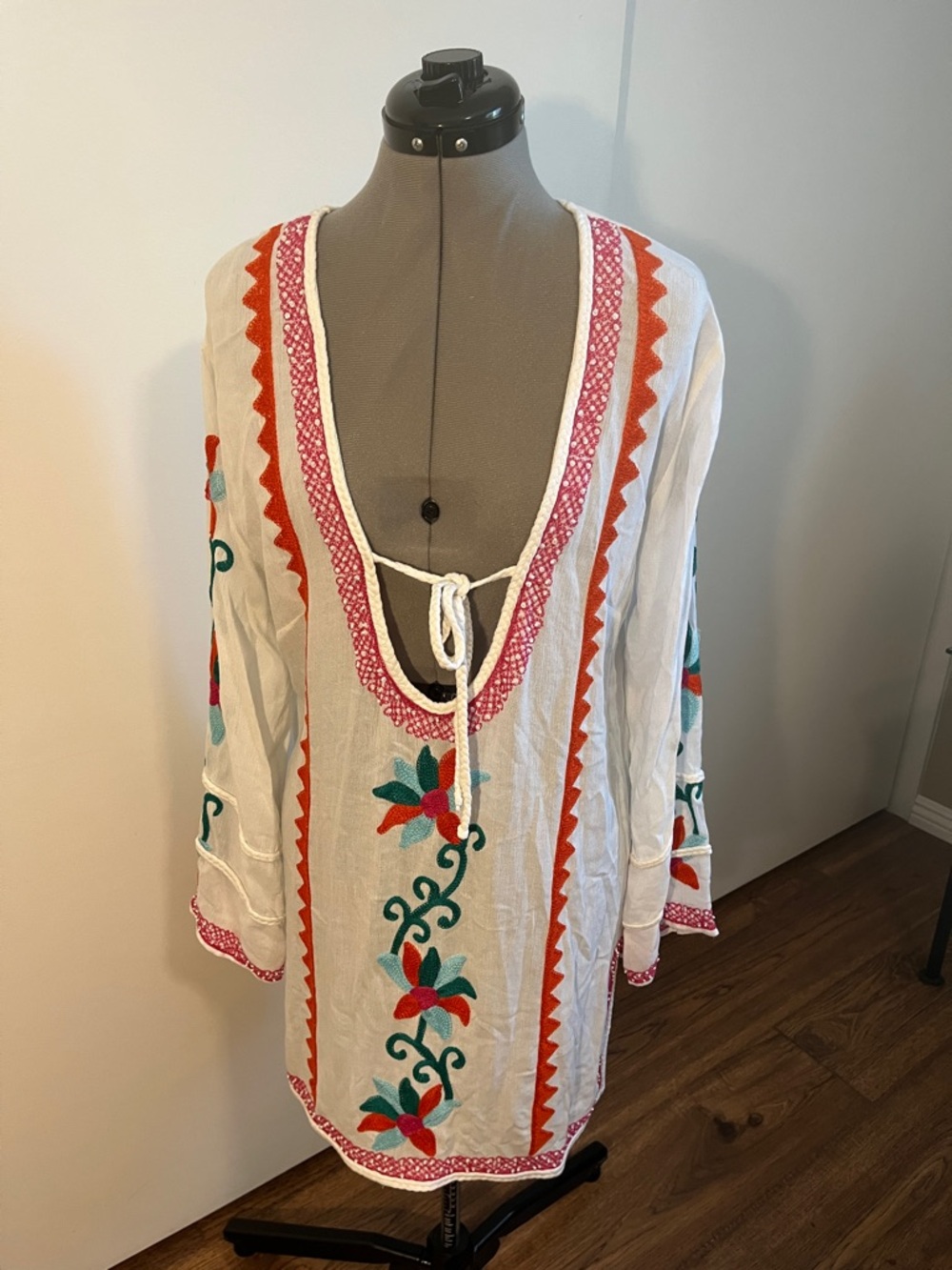 Letarte White Top with Teal Brand Label
